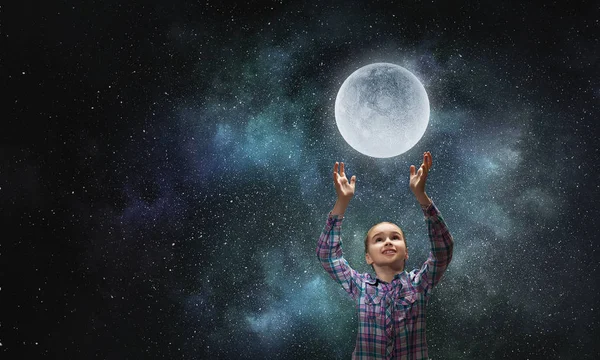 Une fille attrape la lune. Techniques mixtes — Photo