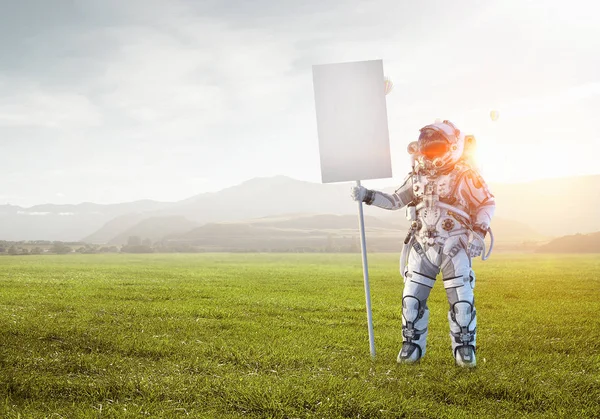 Homem do espaço com banner. Meios mistos — Fotografia de Stock