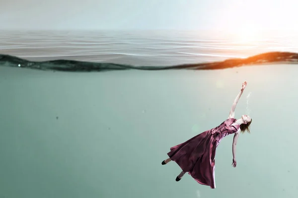 Γυναίκα χορεύτρια σε καταγάλανα νερά — Φωτογραφία Αρχείου