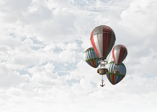 Luftballon am blauen Himmel. Gemischte Medien — Stockfoto