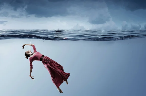 Mulher dançarina em água azul claro — Fotografia de Stock