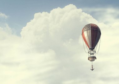 Mavi gökyüzü hava balonunda. Karışık teknik