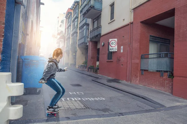 Dospívající dívka jezdí její skateboard. Kombinovaná technika — Stock fotografie