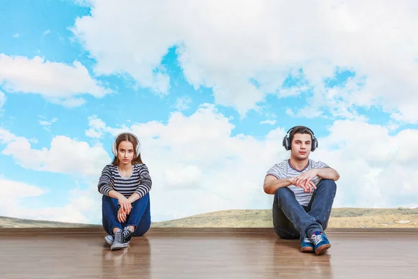 Nastolatków, słuchać muzyki. Techniki mieszane — Zdjęcie stockowe
