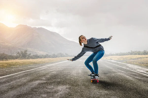 Teenager Mädchen fahren ihr Skateboard. Gemischte Medien — Stockfoto