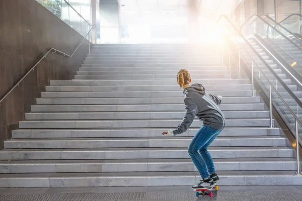 Adolescente monter son skateboard. Techniques mixtes — Photo