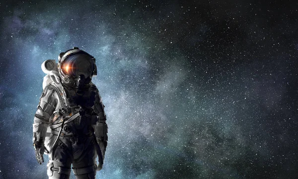 宇宙飛行士と彼の使命。ミクスト メディア — ストック写真