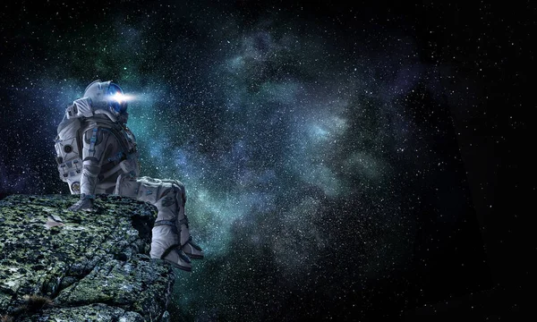 Διαστημάνθρωπου στην άκρη του βράχου. Μικτή τεχνική — Φωτογραφία Αρχείου
