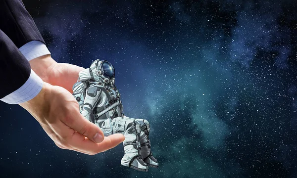 Homem do espaço no dedo. Meios mistos — Fotografia de Stock