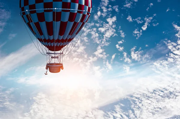 Hőlégballon kék égen. Vegyes technika — Stock Fotó