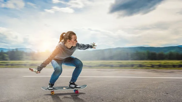 Teenager Mädchen fahren ihr Skateboard. Gemischte Medien — Stockfoto