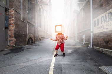 TV çocuk bağımlısı. Karışık teknik