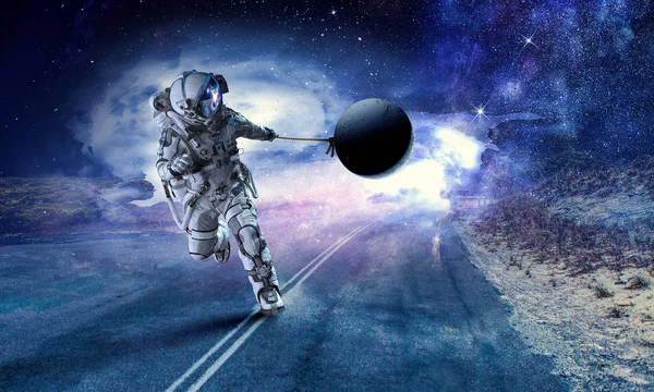 Spaceman mencuri planet. Campuran media — Stok Foto