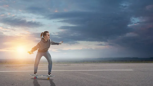 A adolescente anda de skate. Meios mistos — Fotografia de Stock