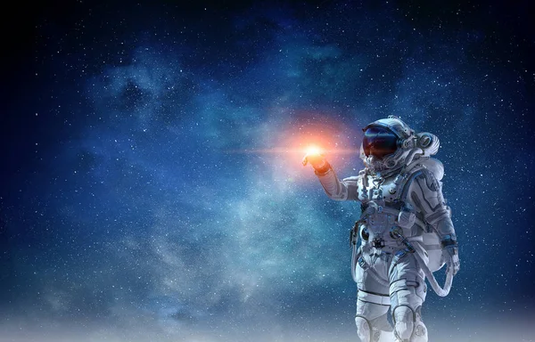 太空人和他的任务混合媒体 — 图库照片