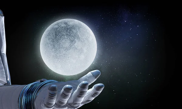 Planeta lunar en mano del hombre del espacio. Medios mixtos — Foto de Stock