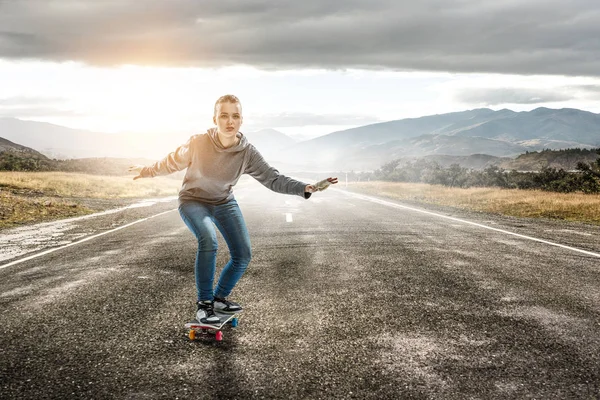 Tiener meisje rijdt haar skateboard. Mixed media — Stockfoto