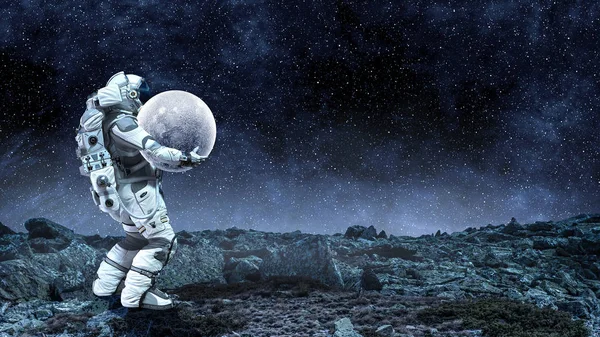Космонавт несет лунную планету. Смешанные медиа — стоковое фото