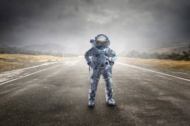 Astronot görevde. Karışık teknik