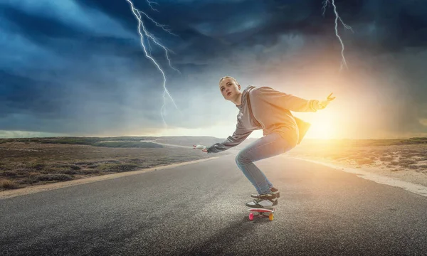 Teenager Mädchen fahren ihr Skateboard. Gemischte Medien — Stockfoto