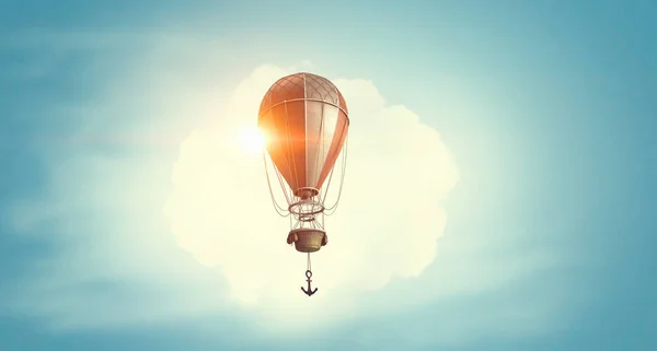 Balão de ar no céu azul. Meios mistos — Fotografia de Stock