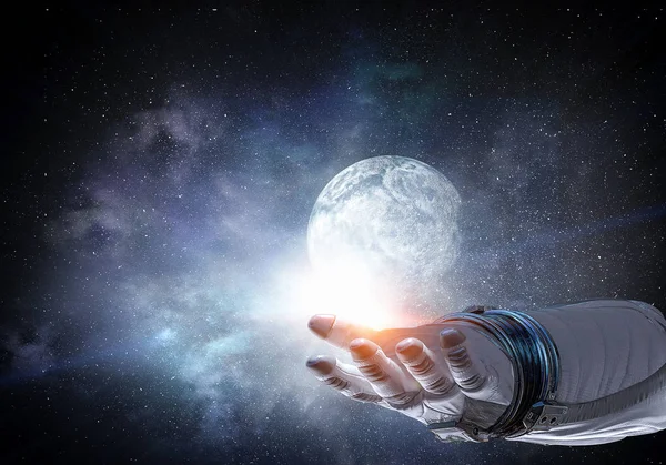 Планета Луны в руке космонавта. Смешанные медиа — стоковое фото