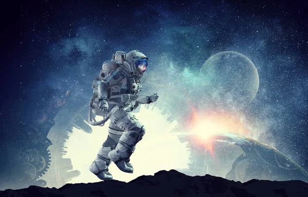 Διαστημάνθρωπου τρέχει στο σχοινί. Μικτή τεχνική — Φωτογραφία Αρχείου