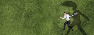 Dalgın işadamı çimenlerin üzerinde