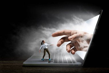 Genç kız kaykay laptop klavye üzerinde sürme. Karışık teknik