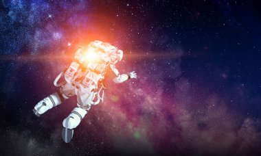 Astronot uzay görevi üzerinde. Karışık teknik
