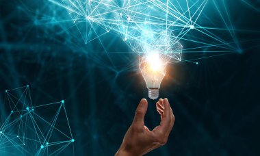 İş adamının elinde yenilikçi fikir