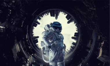 Astronot onun görev. Karışık teknik