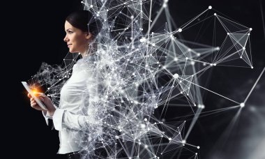 Tablet aygıtı kullanan kadın