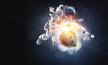Astronot uzay görevi üzerinde. Karışık teknik