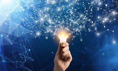 İş adamının elinde yenilikçi fikir