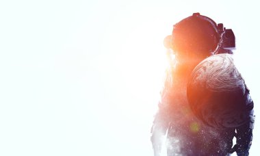 Beyaz uzay adamı. Karışık teknik