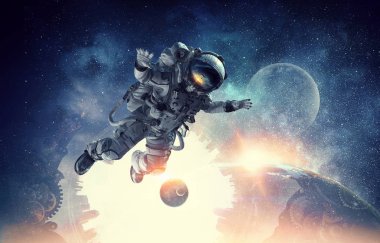 Astronot uzay görevi üzerinde. Karışık teknik