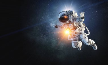 Astronot uzay görevi üzerinde. Karışık teknik