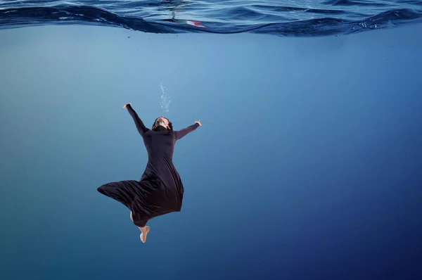 Tänzerin im klaren blauen Wasser — Stockfoto