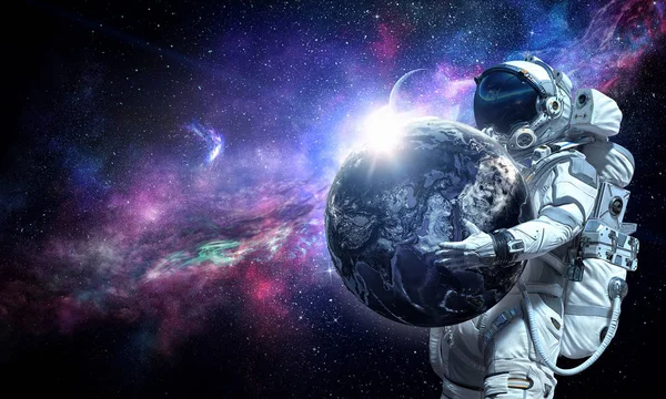El hombre del espacio lleva un planeta grande. Medios mixtos —  Fotos de Stock