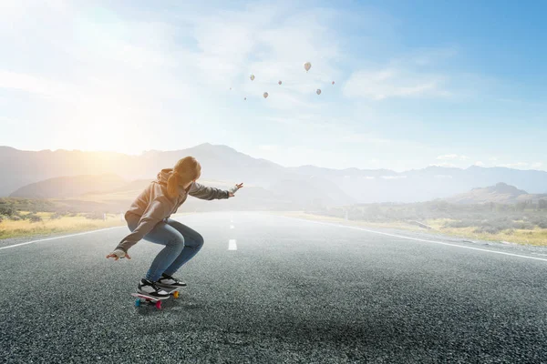 Ragazza adolescente cavalcare il suo skateboard. Mezzi misti — Foto Stock