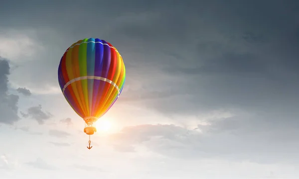 Mavi gökyüzü hava balonunda. Karışık teknik — Stok fotoğraf