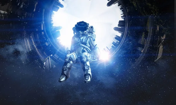 Imagen de fantasía espacial con astronauta. Medios mixtos — Foto de Stock