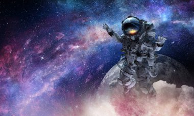 Astronot uzay görevi üzerinde. Karışık teknik