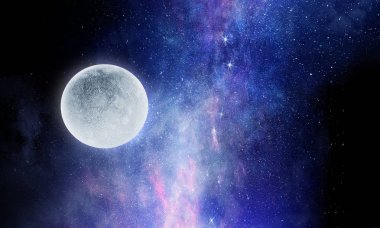 Gece yıldızlı gökyüzünde dolunay