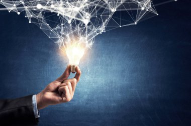 İş adamının elinde yenilikçi fikir