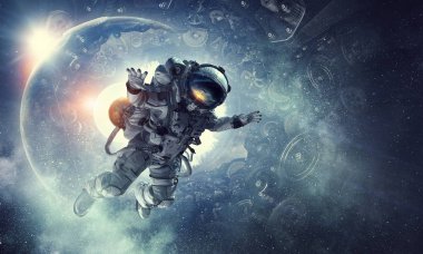 Astronot uzay görevi üzerinde. Karışık teknik