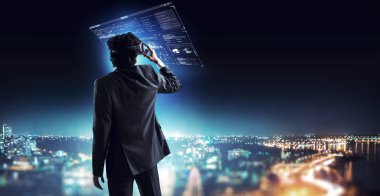 Sanal gerçeklik yaşıyor. Karışık teknik