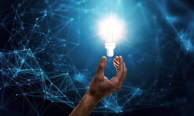 İnsan eli ve ampul ile bağlantı kavramı. 3D render