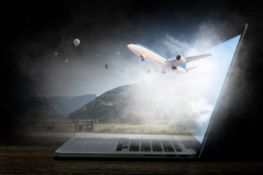 Açılan laptop. Karışık teknik